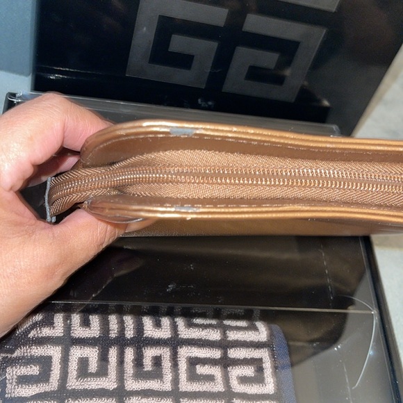 Givenchy cosmetics pouche and a wash towels comes in a set as a gift. Preloved - Picture 5 of 10